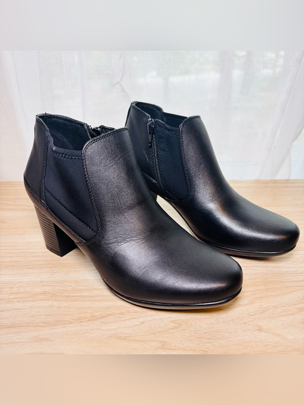 CLARKS COLLECTION Soft Cushion Black Leather Side Zip Heels Ankle Boot Size 9.5W